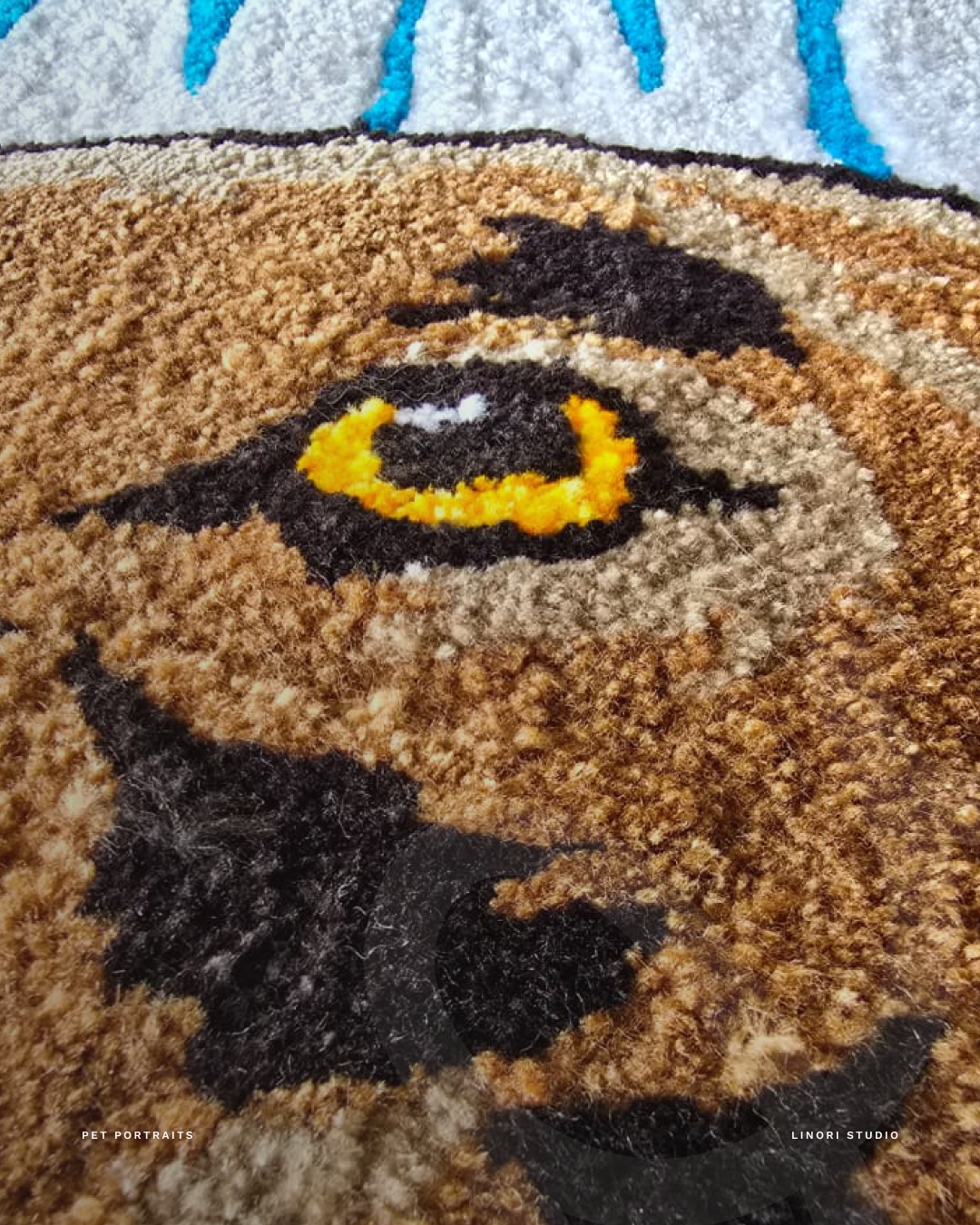 Detalle del ojo de un perro representado en un tapete personalizado de tufting.