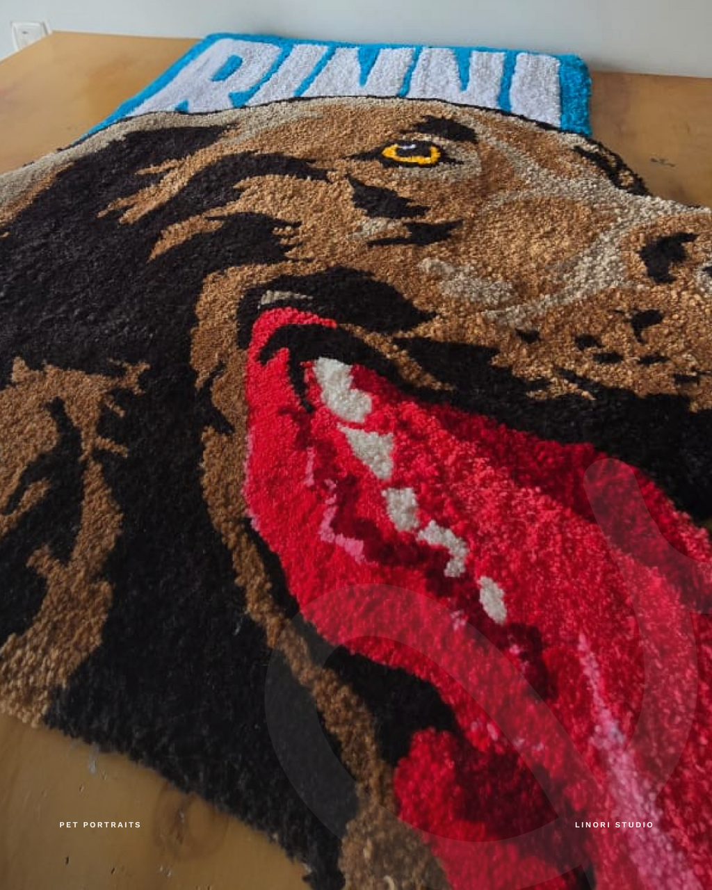Detalle del rostro de un perro en un tapete personalizado de tufting.