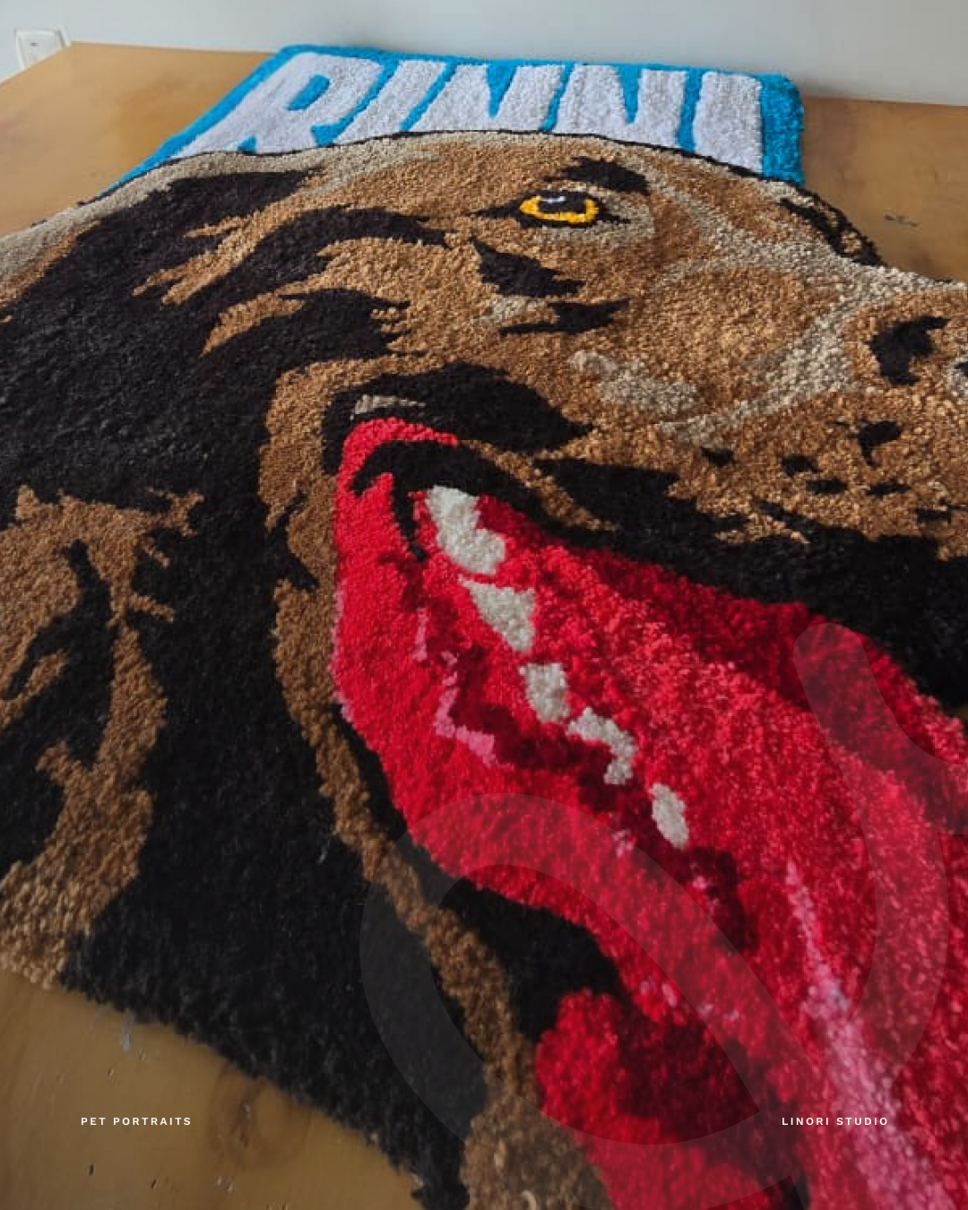 Detalle del rostro de un perro en un tapete personalizado de tufting.